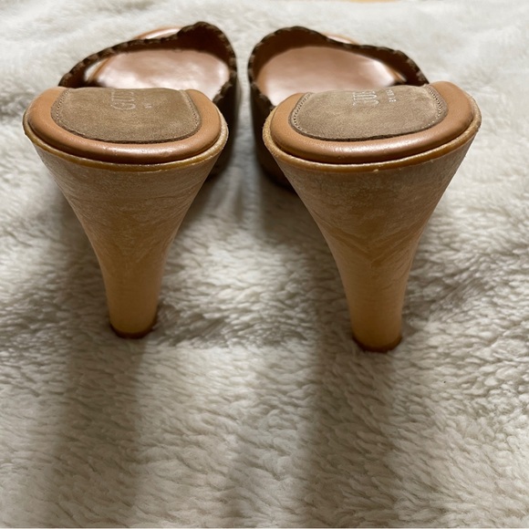 EUC Women's GUESS Light Tan Sandals - Picture 5 of 6